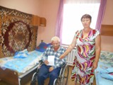 УИК № 595 председатель Жданова В.Н. вручает приглашение на выбору избирателю прожив. в Доме-интернате для престарелых