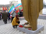 Участники шествия возложили цветы к памятнику воинам советской армии, похороненным в братской могиле
