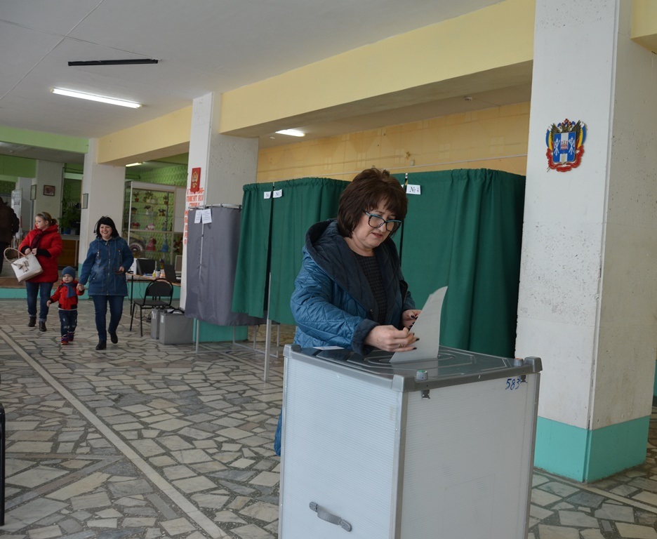 Голосование избирателей на избирательном участке