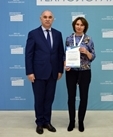 Сертификат вручает заместитель председателя Избирательной комиссии Ростовской области Александр Энтин
