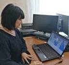 Член УИК № 586 Пономарева Н.А. проходит обучение с помощью компьютерного симулятора