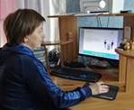 Член УИК № 586 Мордовцева Т.А. проходит обучение с помощью компьютерного симулятора
