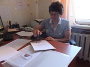Руководитель рабочей группы Л.М. Старовойтова заверяет папку с подписными листами кандидата в депутаты Елфимовой Н.И.