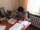 Л.М. Старовойтова подписывает подтверждение о получении документов об уведомлении о выдвижении кандидата