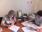 Кандидат в депутаты Елфимова Н.И. подписывает подтверждение получения документов для регистрации