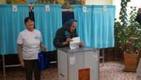 Избиратель Матвиенко А.Ф. в сопровождении волонтера Глазко В.В. голосует на УИК 586