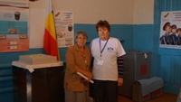 волонтер Шаповалова Т. В.оказывает помощь слабовидящему избирателю Рудяшкиной Т.А.