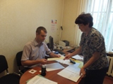 Старовойтова Л.М. выдает избирательный бюллетень Грачеву П.В. для досрочного голосования