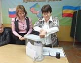 Председатель счетной комиссии Л.М. Старовойтова вскрывает ящик для голосования