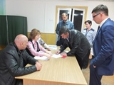 Члены комиссии получают избирательные бюллетени по выборам заместителя председателя и секретаря ТИК Дубовского района