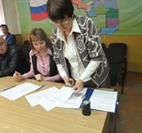 Председатель счетной комиссии Л.М. Старовойтова погашает неиспользованные избирательные бюллетени