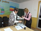 Председатель и секретарь счетной комиссии опломбируют ящик для голосования