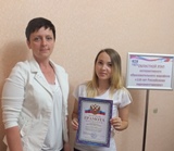 Картичева О.В. секретарь ТИК награждает Короченскую Викторию Николаевну - ученицу 11 класса МБОУ Веселовской СШ № 2